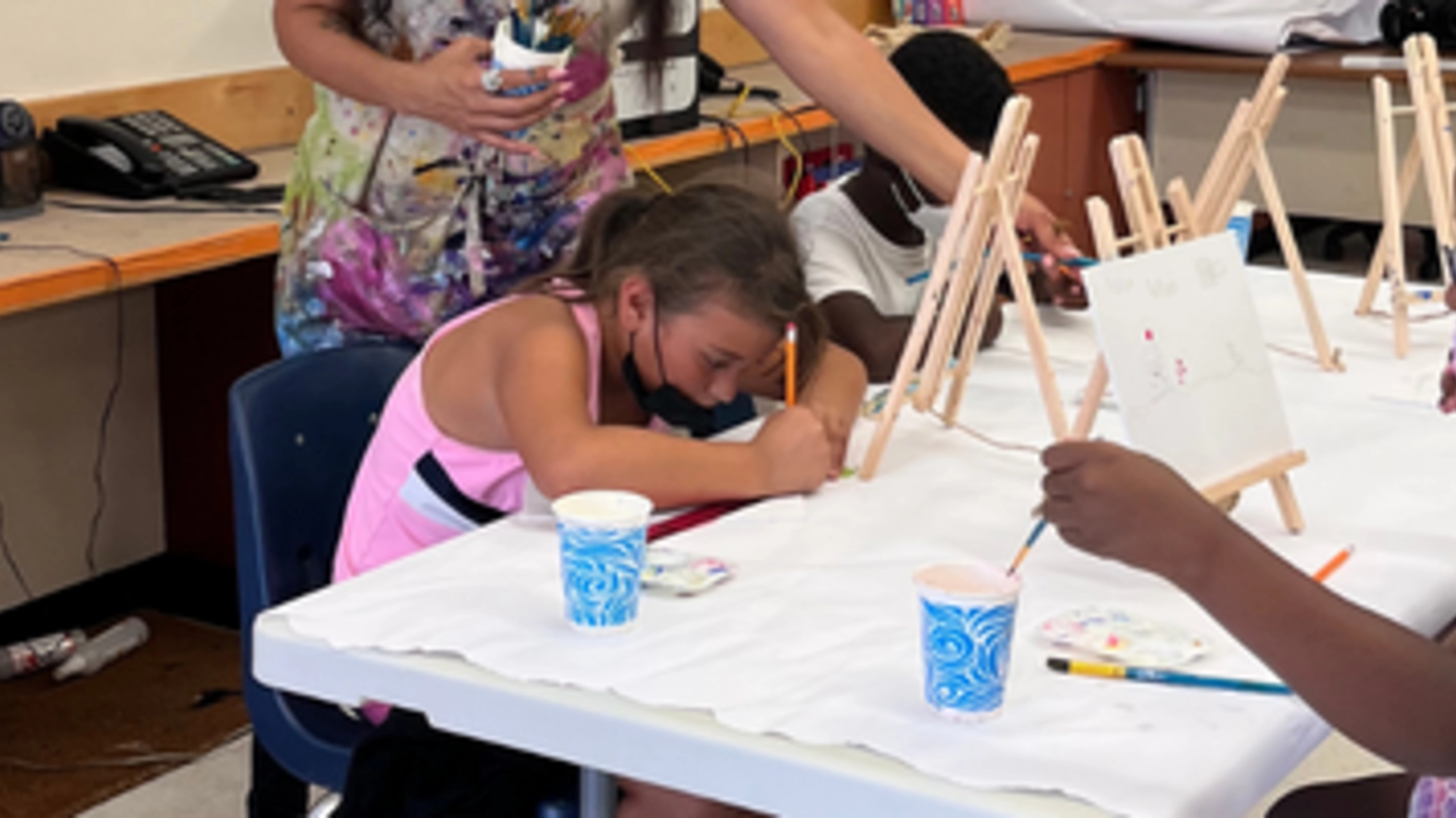 children painting